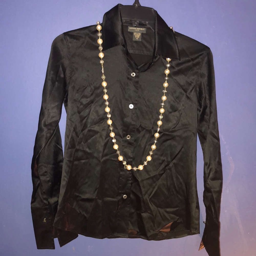 Beautiful silk blouse by banana republic. Sz XS
